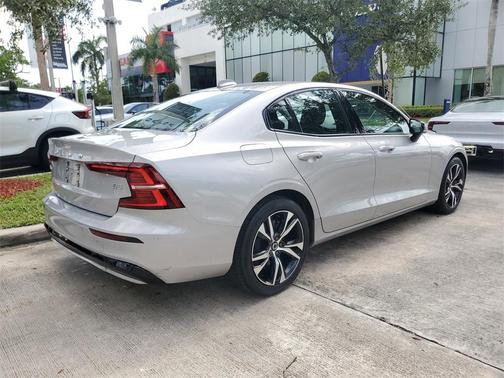 2024 Volvo S60 B5 Core Dark Theme