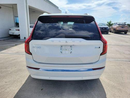 Crystal White Pearl 2026 Volvo XC90 B6 Plus 7-Seater