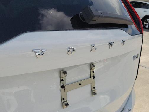 Crystal White Pearl 2026 Volvo XC90 B6 Ultra 7-Seater