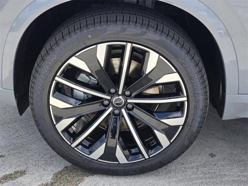 2025 Volvo XC90 B5 Plus 7-Seater