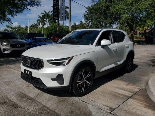 Crystal White Pearl 2025 Volvo XC40 B5 Core Bright Theme