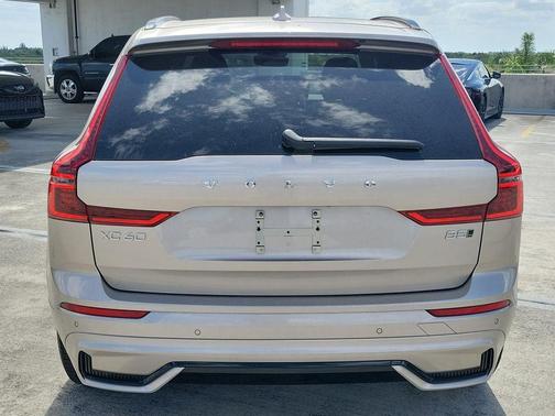 Bright 2026 Volvo XC60 B5 Core