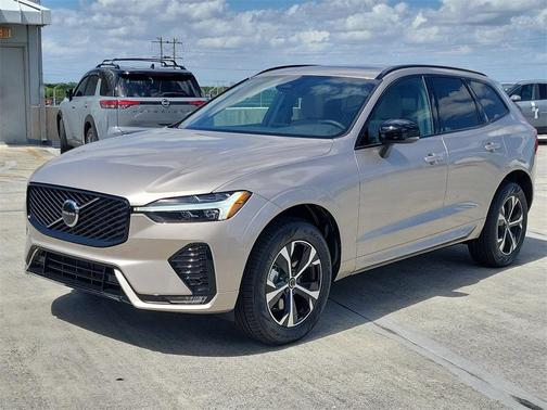 Bright 2026 Volvo XC60 B5 Core