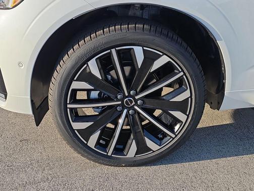 Crystal White 2026 Volvo XC60 B5 Ultra