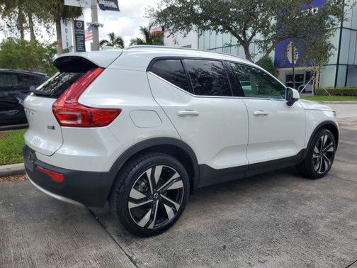 2023 Volvo XC40 B5 Plus Bright Theme
