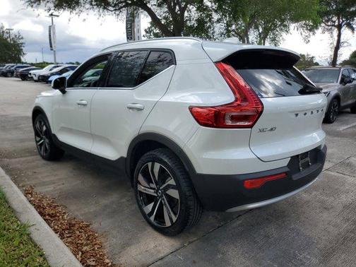 2023 Volvo XC40 B5 Plus Bright Theme