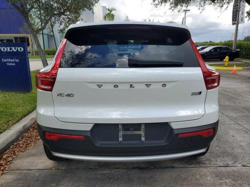 2023 Volvo XC40 B5 Plus Bright Theme