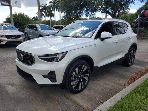 2023 Volvo XC40 B5 Plus Bright Theme