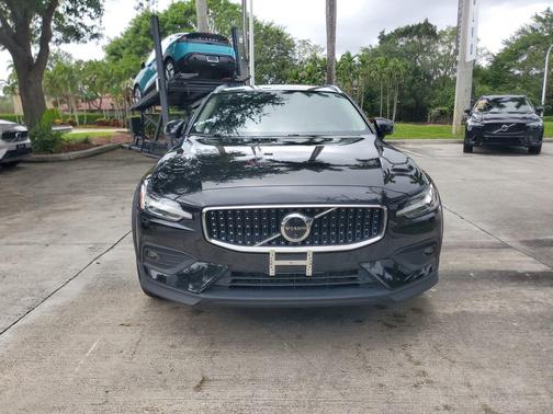 Onyx Black Metallic 2025 Volvo V60 Cross Country B5 Plus