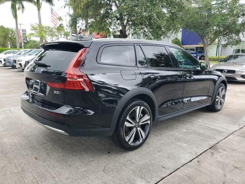 Onyx Black Metallic 2025 Volvo V60 Cross Country B5 Plus