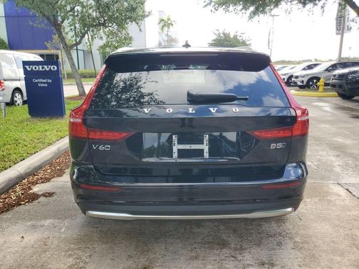 Onyx Black Metallic 2024 Volvo V60 Cross Country B5 Plus