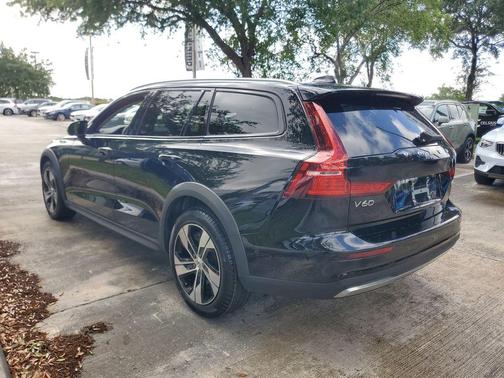 Onyx Black Metallic 2024 Volvo V60 Cross Country B5 Plus