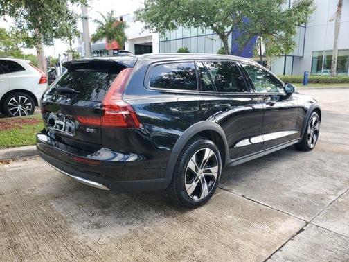 2024 Volvo V60 Cross Country B5 Plus