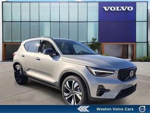 2025 Volvo XC40 B5 Ultra Dark Theme