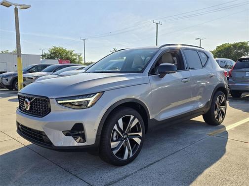 2025 Volvo XC40 B5 Ultra Dark Theme