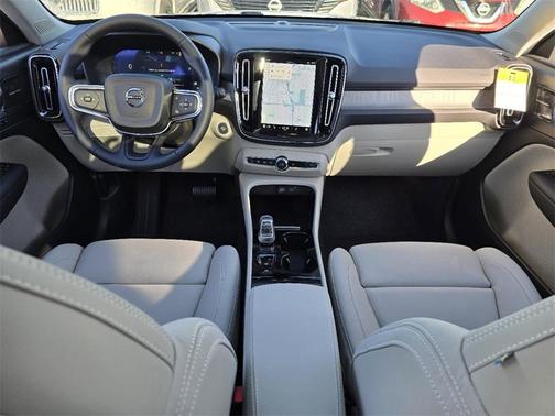 2025 Volvo XC40 B5 Ultra Dark Theme
