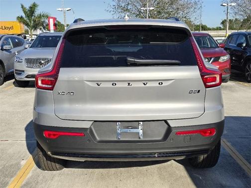 2025 Volvo XC40 B5 Ultra Dark Theme