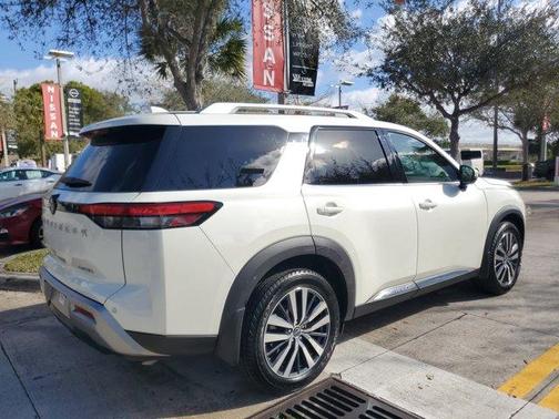 2022 Nissan Pathfinder Platinum