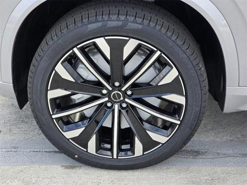 2025 Volvo XC90 B5 Plus 7-Seater