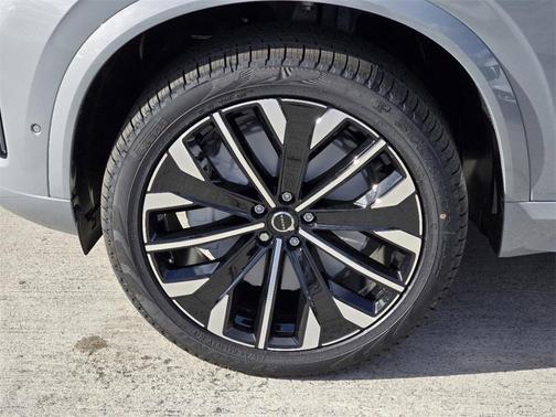 2025 Volvo XC90 B5 Plus 6-Seater
