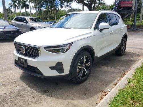 2025 Volvo XC40 B5 Core Bright Theme