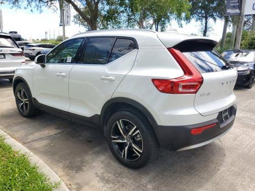 2025 Volvo XC40 B5 Core Bright Theme