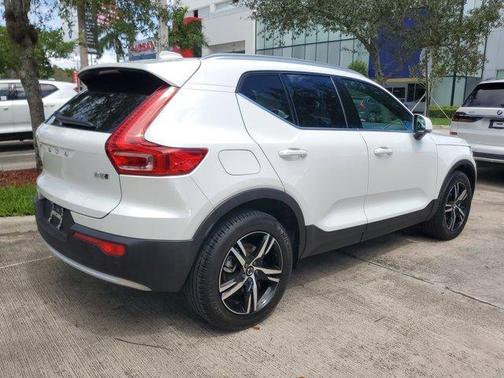 2025 Volvo XC40 B5 Core Bright Theme