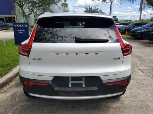 2025 Volvo XC40 B5 Core Bright Theme