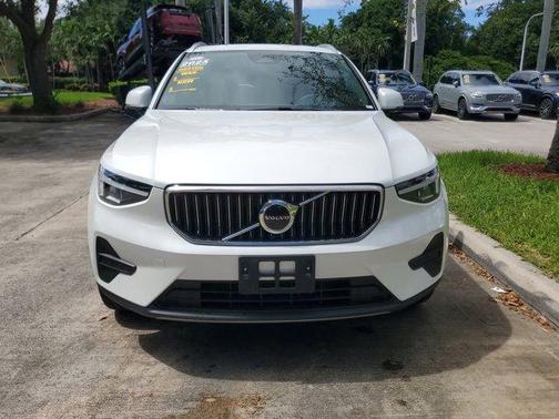 2025 Volvo XC40 B5 Core Bright Theme