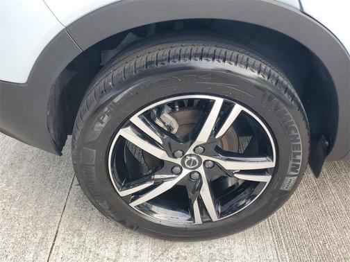 2024 Volvo XC40 B5 Core