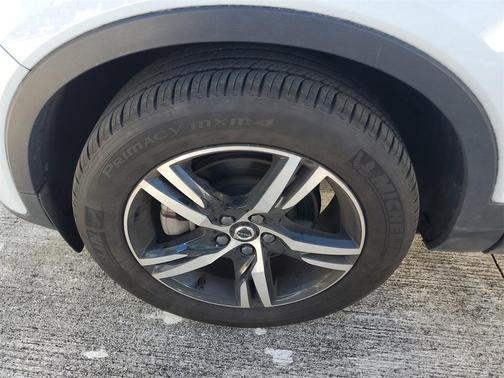 2024 Volvo XC40 B5 Core
