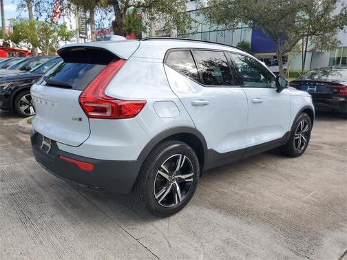 2024 Volvo XC40 B5 Core