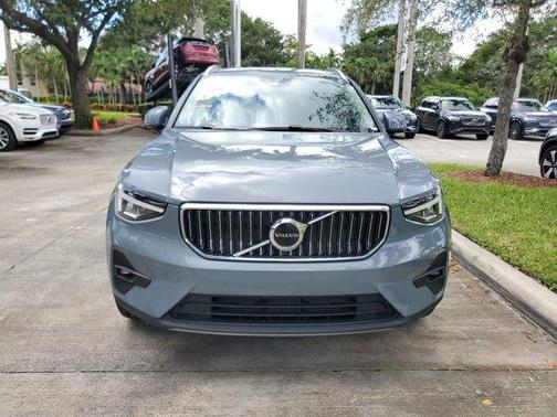 2023 Volvo XC40 B5 Plus Bright Theme