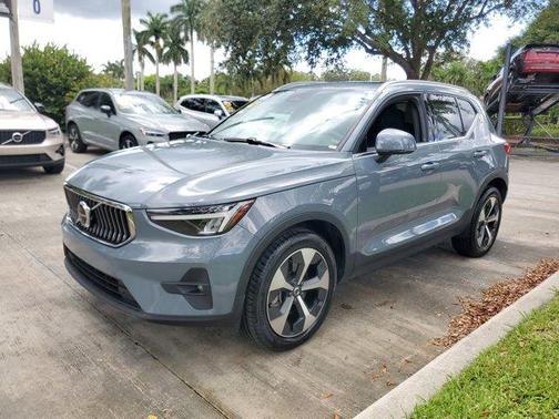 2023 Volvo XC40 B5 Plus Bright Theme