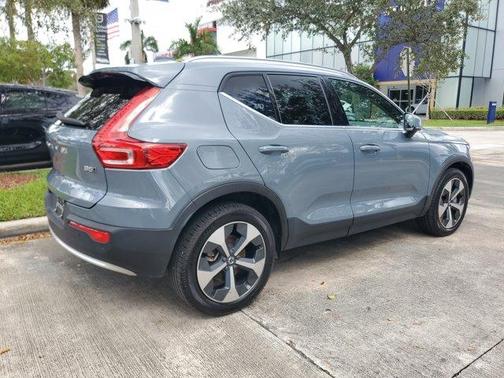 2023 Volvo XC40 B5 Plus Bright Theme