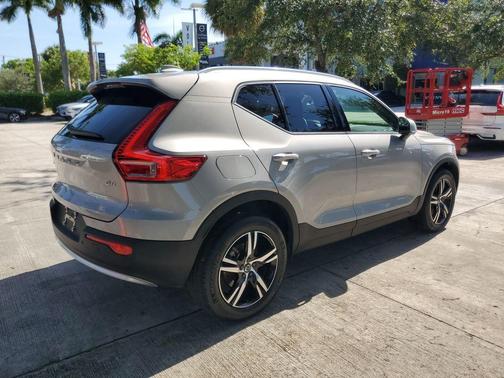 Silver 2023 Volvo XC40 B4 Core