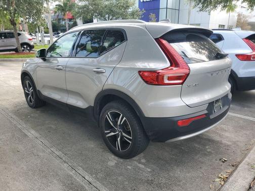 Silver 2023 Volvo XC40 B4 Core