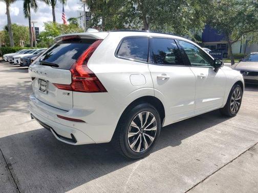 Crystal White 2024 Volvo XC60 B5 Core