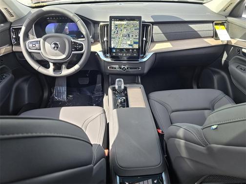 2025 Volvo XC90 B5 Plus 6-Seater