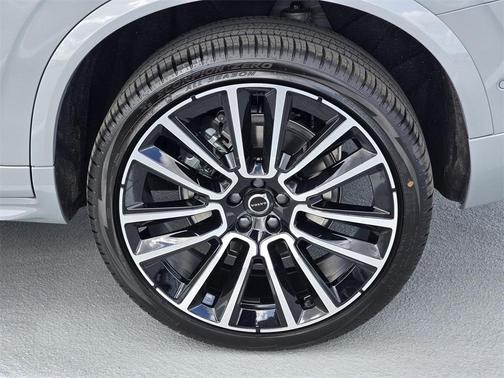 2025 Volvo XC90 B5 Plus 6-Seater