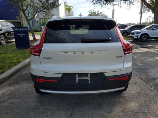 2025 Volvo XC40 B5 Core Bright Theme