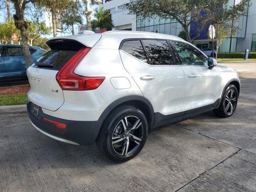 2025 Volvo XC40 B5 Core Bright Theme