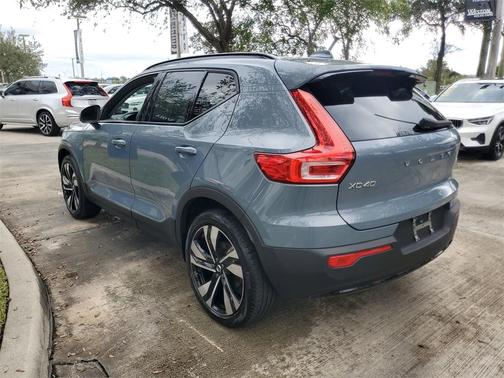 2023 Volvo XC40 B4 Ultimate Dark Theme