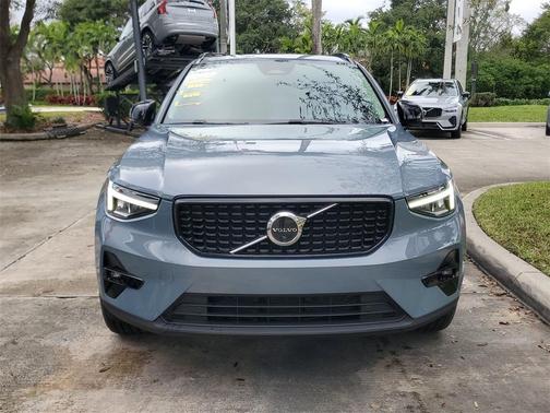2023 Volvo XC40 B4 Ultimate Dark Theme
