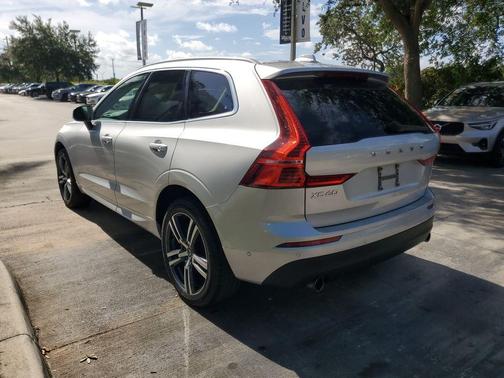 Bright Silver Metallic 2019 Volvo XC60 T5 Momentum