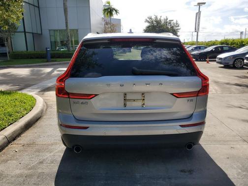 Bright Silver Metallic 2019 Volvo XC60 T5 Momentum