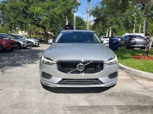 Bright Silver Metallic 2019 Volvo XC60 T5 Momentum