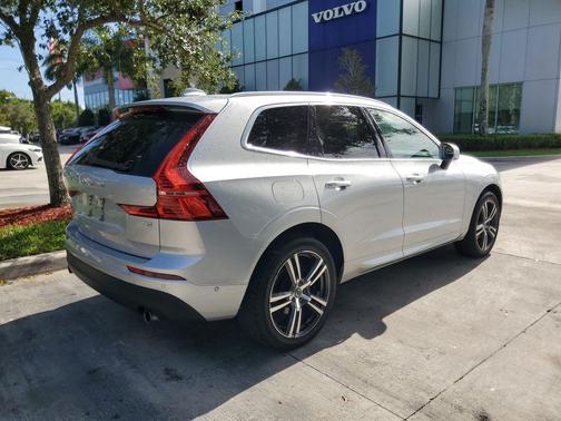 Bright Silver Metallic 2019 Volvo XC60 T5 Momentum