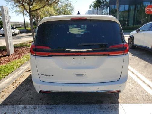 2023 Chrysler Pacifica Touring-L