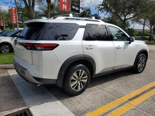 2025 Nissan Pathfinder SL
